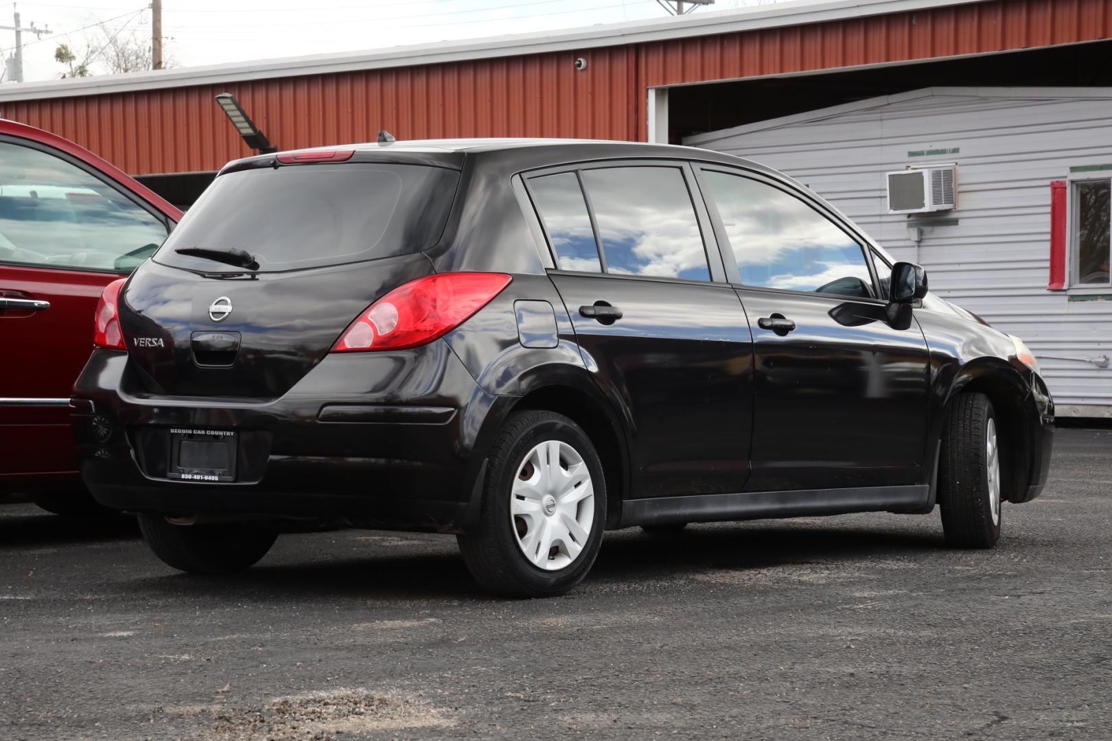 2011 BLACK NISSAN VERSA 1.8 SL Hatchback (3N1BC1CP6BL) with an 1.8L L4 DOHC 16V engine, CVT transmission, located at 420 E. Kingsbury St., Seguin, TX, 78155, (830) 401-0495, 29.581060, -97.961647 - Photo#4